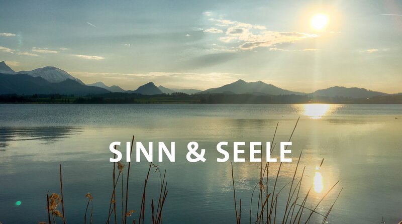 Key Visual/​Cover Sendereihenbild mit Typo zu „Sinn & Seele“. Wie finde ich Trost, wenn ein geliebter Mensch stirbt? Was gibt mir Halt in Zeiten von Krisen? „Sinn & Seele“ sucht Antworten: im evangelischen Glauben, in der Seelsorge und im echten Leben. Eine Sendung der evangelischen Kirche in Bayern. – Bild: BR/​Manfred Schmitz