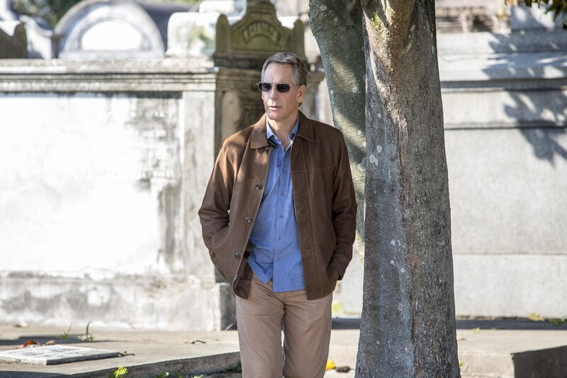 Als ein Mann in einem Zug plötzlich auf eine Frau schießt, können der Navy Offizier Jacoby und einer der Passagiere gerade noch Schlimmeres verhindern. Pride (Scott Bakula) und sein Team ermitteln und wollen den mutigen Passagier zu den Ereignissen befragen, doch der ist spurlos verschwunden … – Bild: CBS Broadcasting, Inc.