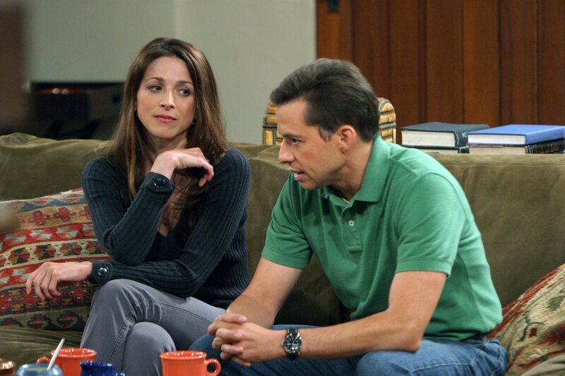 Nachdem sich Judith (Marin Hinkle, l.) von ihrem Freund getrennt hat, hofft Alan (Jon Cryer, r.) auf eine neue Chance … – Bild: Warner Bros. Television Lizenzbild frei