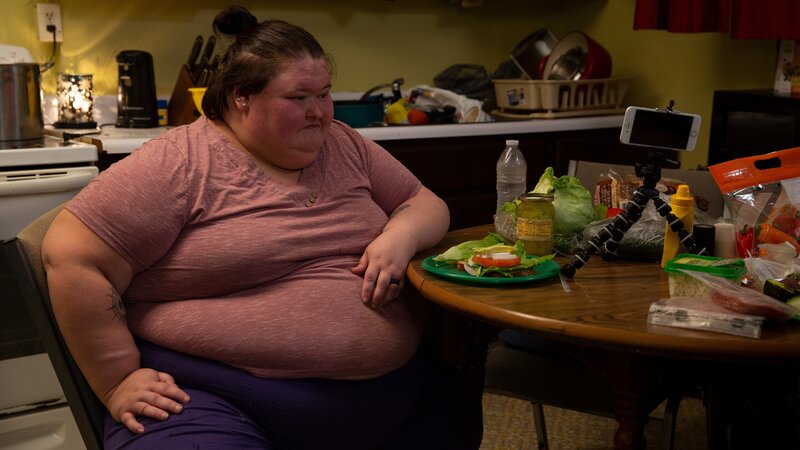 LS Amy looks forward with a blank expression at her healthy sandwich. – Bild: Scott Ippolito /​ Discovery Communications, LLC /​ TLC