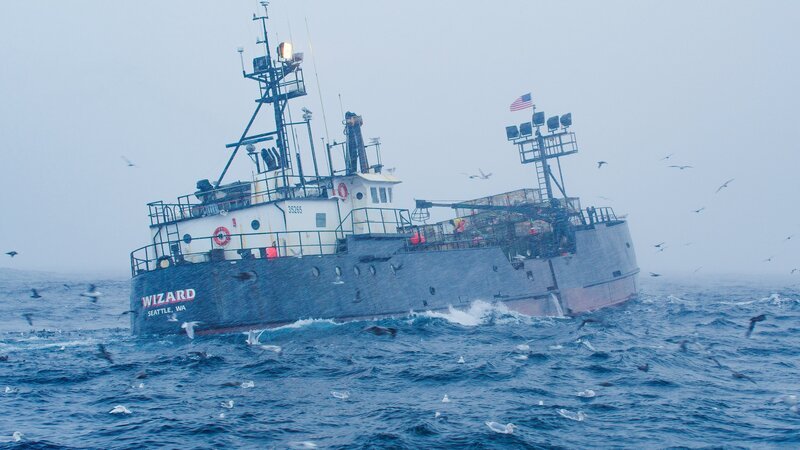 F/​V Wizard bei regnerischem Wetter. – Bild: Discovery Communications, LLC