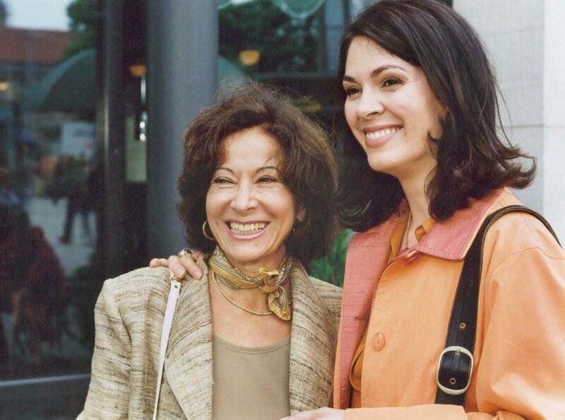 Maria Eichhorn (Monika Bielenstein, links) ist mit ihrem Mann aus Buenos Aires angereist, um ihre Tochter Elena Eichhorn (Cheryl Shepard) in Leipzig zu besuchen. – Bild: MDR/​Krajewski