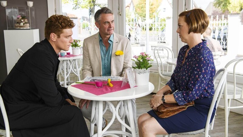 Maik (Daniel Donskoy, l.) erfährt, dass Johann (Robert Lohr) und Maria (Susi Banzhaf) ein altes Geheimnis verbindet. – Bild: TVNOW /​ Willi Weber