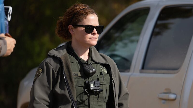 Emily Sexton hat einen Autofahrer im Visier, der in der Dunkelheit angeblich Waschbären beobachtet. – Bild: Warner Bros. Discovery