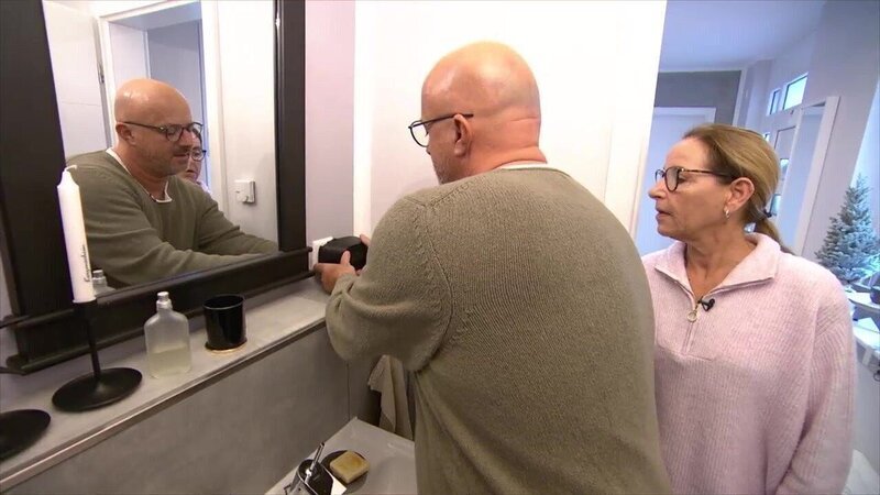 Nicole & Detlef – Bild: RTL /​ Hubert und Matthias testen ein Handylautsprecher.