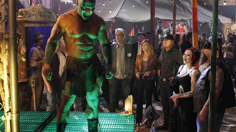 Nach dem rätselhaften Ableben einer Zirkusartistin tauchen D.B. Russell (Ted Danson), Catherine (Marg Helgenberger) und Nick (George Eads) in die wundersame Welt eines Wanderzirkus ein und lernen kuriose Gestalten wie Zodiac (Tim Dax, li.) kennen. – Bild: MG RTL D