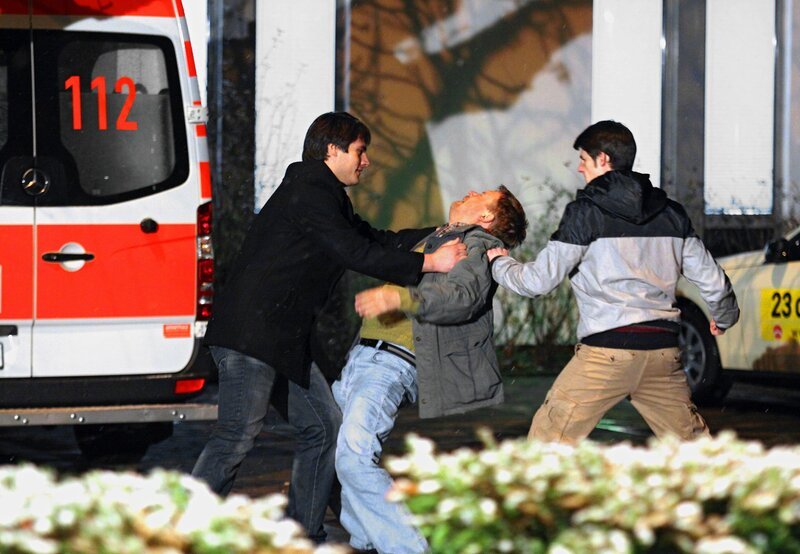 Von links: Max (Max Philip Koch), Sven Döring (Justus von Dohnányi), ein Freund von Max (Rainer Werner). – Bild: HR/​Johannes Krieg