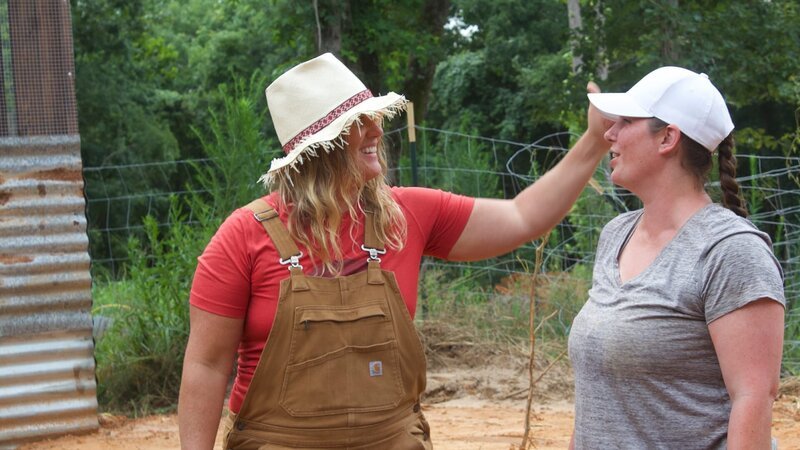 L-R: Misty Raney und Rowan Sanders – Bild: Warner Bros. Discovery