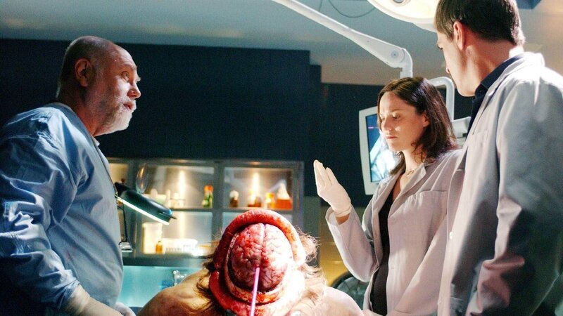 Doc Robbins bespricht mit Sara und Nick die Obduktionsergebnisse von Michael Tinsleys Leichnam und bringt damit Licht ins Dunkel der Ermittlungen … – Bild: TVNOW /​ CBS