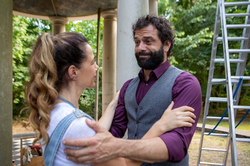 Bürgermeister Leo Alvarez (Kai Schumann) ist Katja (Alexandra Neldel) dankbar, dass sie den Sternpavillon, die sogenannte Liebeslaube, für einen so kleinen Lohn restauriert. – Bild: Felix Matthies /​ ZDF