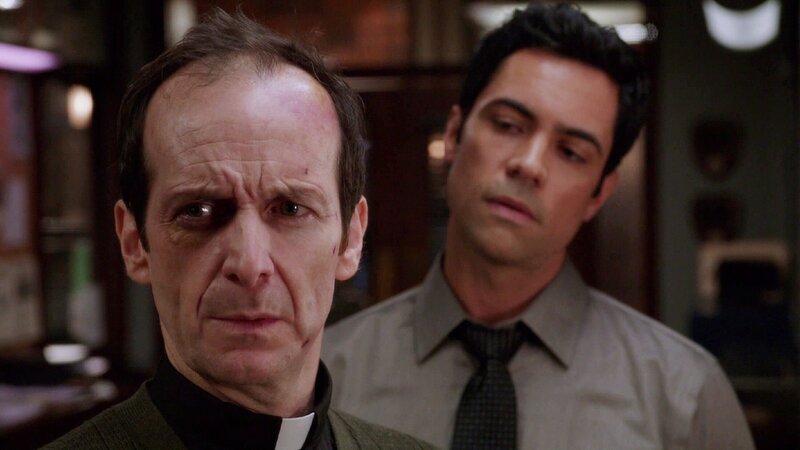 Ist Pater Chris Shea (Denis O’Hare, l.) wirklich ein Kinderschänder? Detective Amaro (Danny Pino) ist sich nicht sicher, was er glauben soll. – Bild: VOX