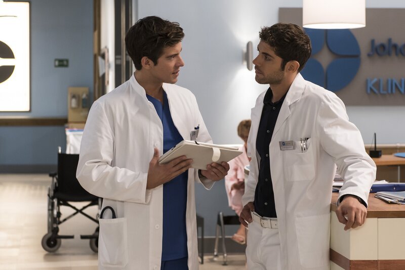 Ben Ahlbeck (Philipp Danne, l.); Dr. Niklas Ahrend (Roy Peter Link, r.) – Bild: Jens-Ulrich Koch