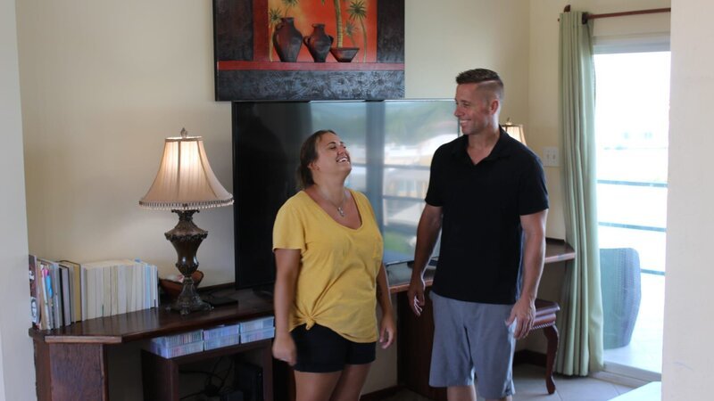 Contributors McKenna Steiner (L) and Tim Thompson (R) enjoy themselves as they check out the bright and open living room in Mara Laguna as seen on HGTV’s Beachfront Bargain Hunt. – Bild: Discovery, Inc. /​ Jay Gao