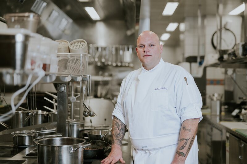 Michael Althaus, Sous Chef im Gstaad Palace – Bild: SRF/​Melanie Uhkötter