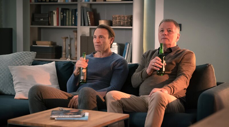 Martin Stein (Bernhard Bettermann, li.) sieht sich gerade mit einer Beschuldigung konfrontiert, die seine Karriere als Mediziner zerstören könnte. Obwohl auch Roland Heilmann (Thomas Rühmann) daran nichts ändern kann, hilft es doch mit einem Freund zu sprechen. – Bild: MDR/​Saxonia Media/​Rudolf Wernicke