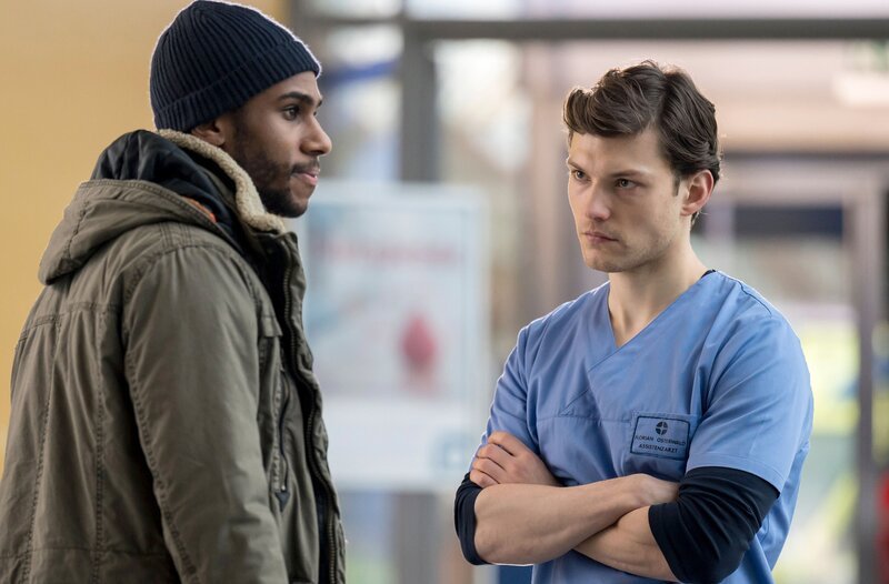 Krishan (Tijan Nije, l.) gibt Florian (Lion Wasczyk, r.) einen relevanten Hinweis. – Bild: ARD/​Jens-Ulrich Koch