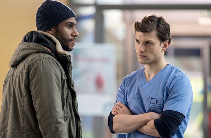 Krishan (Tijan Nije, l.) gibt Florian (Lion Wasczyk, r.) einen relevanten Hinweis. – Bild: ARD/​Jens-Ulrich Koch