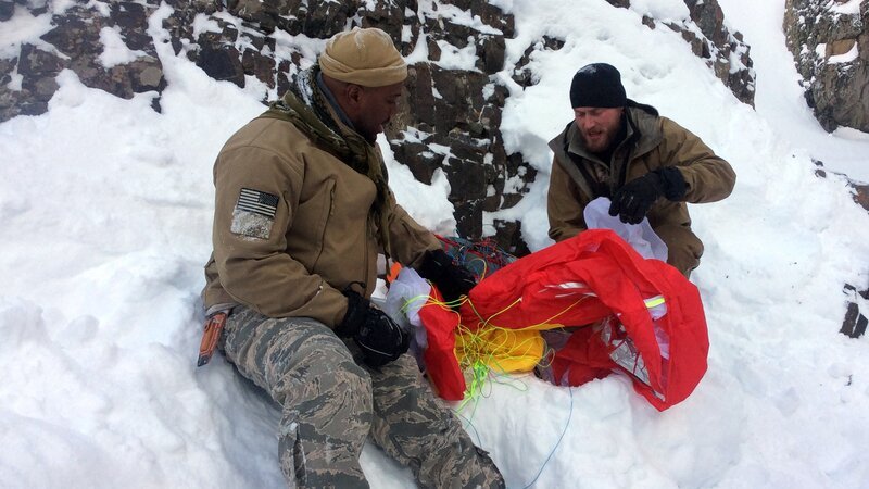 Grady Powell and Bo McGlone sorting through the parachute in Wyoming. – Bild: Discovery Communications, Inc.