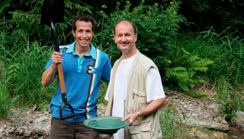 Willi mit Goldwäscher Dr. Markus Schade in Thüringen. – Bild: BR/​megaherz gmbh