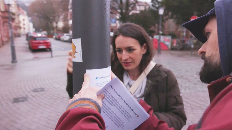 Aktive Wohnungssuche: Elsa und Thomas verteilen Flyer in der Heidelberger Weststadt. – Bild: ZDF und Patrick Maazouz.
