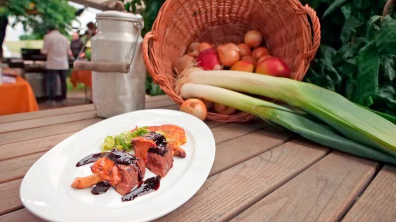 Die Interpretation von Spitzenkoch Ali Güngörmüs: Gegrillte Leber mit Ziebel-Balsamico-Chutney und Kartoffelrösti. – Bild: HR