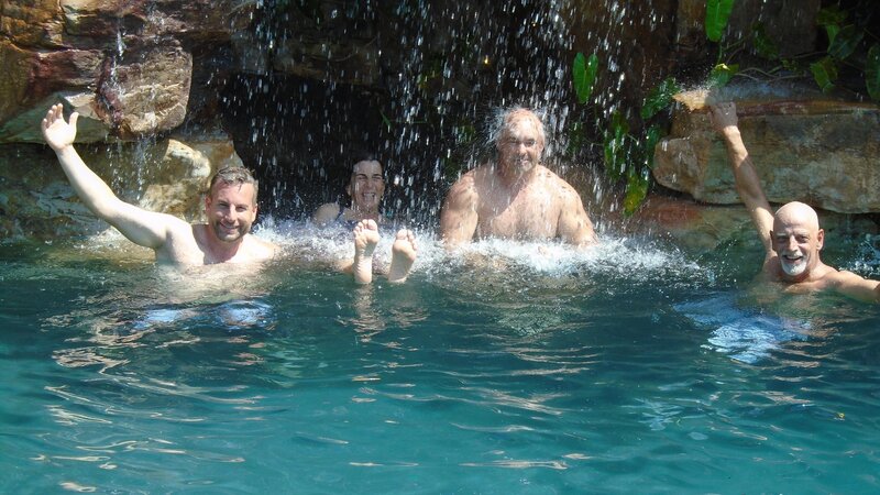 Lucas and his crew playing in the Katz grotto (L-R) Lucas Congdon, Jane „Woman“ Werley, Chris „Crash“ Warren, John „Old Man“ Messner. – Bild: Discovery Communications