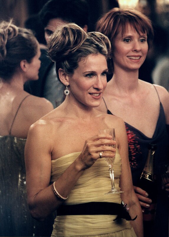 Carrie Bradshaw (Sarah Jessica Parker, l.); Miranda Hobbes (Cynthia Nixon, r.) – Bild: HBO /​ Home Box Office, Inc.