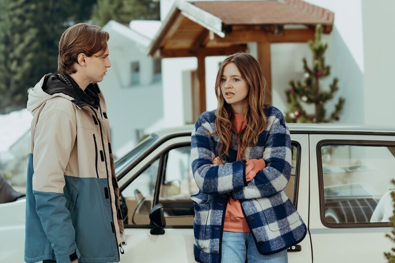 Leonie Persch (Flora Li Thiemann) macht sich Sorgen um ihren Vater. Noch ahnt Niklas Mitterlehner (Nevio Wendt) nicht, dass auch sein Vater vermisst wird. – Bild: ZDF und Sabine Finger Fotografie