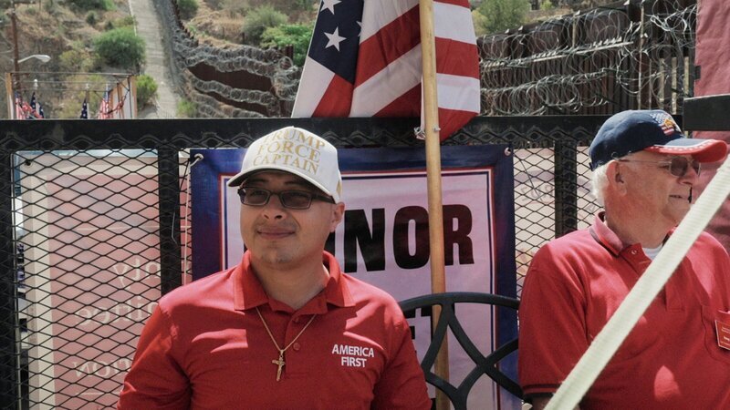 Hauptprotagonist vor USA-Flagge. – Bild: ZDF und SRF/​NZZ Format