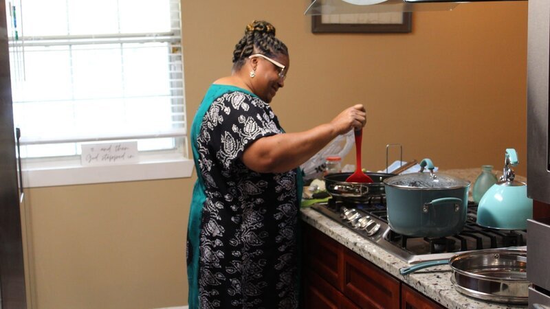 Juans mom, cooking, side – Bild: TLC