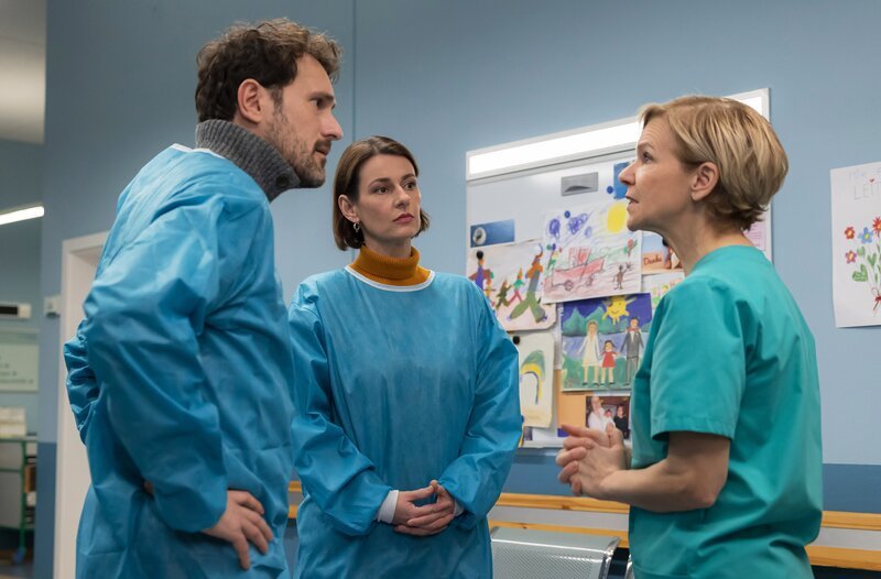 Prof. Dr. Maria Weber (Annett Renneberg, mi.) und Claas Staiger (Alexander Gier, li.) wollen wissen, warum Dr. Kathrin Globisch (Andrea Kathrin Loewig, re.) den Blinddarmdurchbruch bei Claas’ kleiner Tochter nicht eher erkannt hat. – Bild: MDR/​Saxonia Media/​Rudolf Wernicke