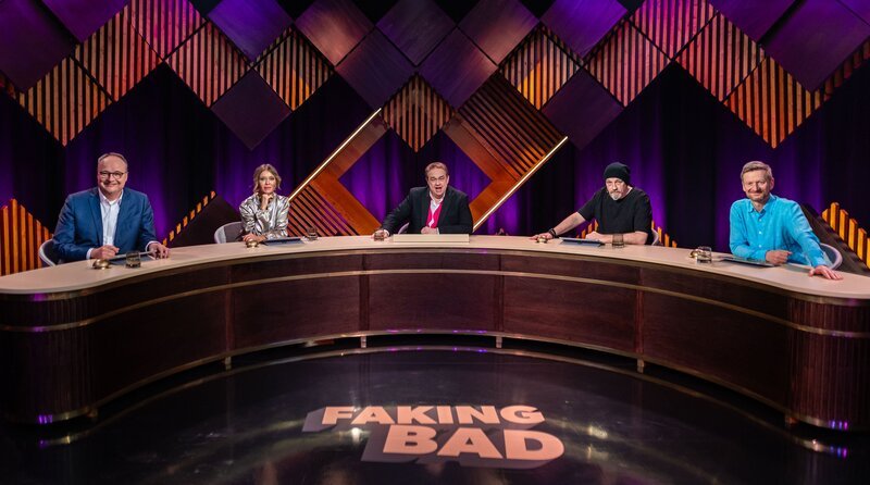 In „FAKING BAD – Besser als die Wahrheit“ lädt Moderator und Gastgeber Oliver Kalkofe (M) zum großen Lügen ein. Hier mit seinen Gästen: v.l.n.r. Oliver Welke, Laura Karasek, Torsten Sträter und Michael Kessler. Weiteres Bildmaterial finden Sie unter www.br-foto.de. – Bild: rbb/​WDR/​Marcel Langer