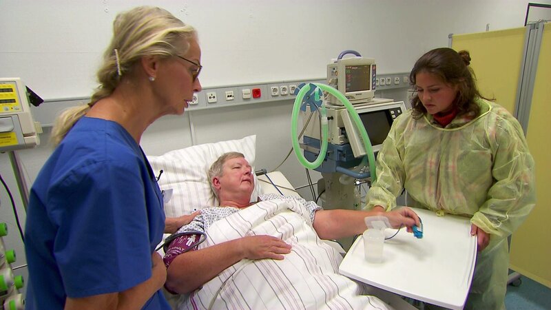 Eine Frührentnerin mit Verätzungen muss behandelt werden. – Bild: RTLZWEI