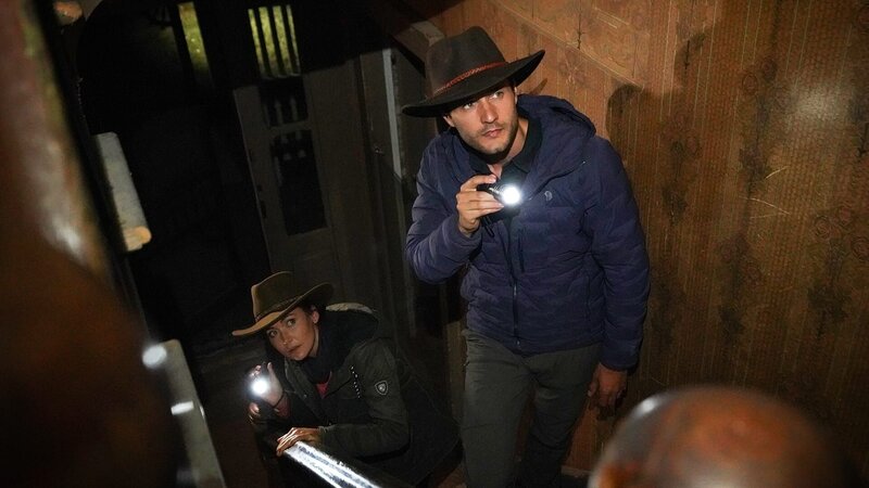 Jessica Chobot und Phil Torres – Bild: Warner Bros. Discovery