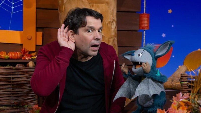 Fidi und Juri spielen das Echo-Spiel. Juri sagt etwas und Fidi spielt sein Echo. Was für ein Spaß! – Bild: KiKA