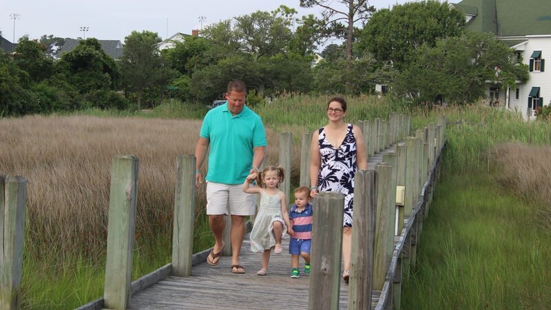 Contributors Emily Bishop (R) and Brian Bishop (L) take their son Paxton (CR) and daughter Addison (CL) to the Roanoke Marshes Lighthouse for some family fun as seen on HGTV’s Beachfront Bargain Hunt. – Bild: Discovery, Inc. /​ Jay Gao