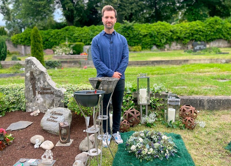 Urne oder Sarg? Traueranzeige oder keine? Wenn ein geliebter Mensch verstirbt, kommen auf die Angehörigen viele Entscheidungen zu. Daniel Aßmann findet in „Ausgerechnet – Bestattung“ heraus, was eine Bestattung kosten soll und welche Art der Bestattung er wählen würde. – Bild: WDR/​Lukas Feyder/​Bavaria Enterta /​ WDR Kommunikation/​Redaktion Bild