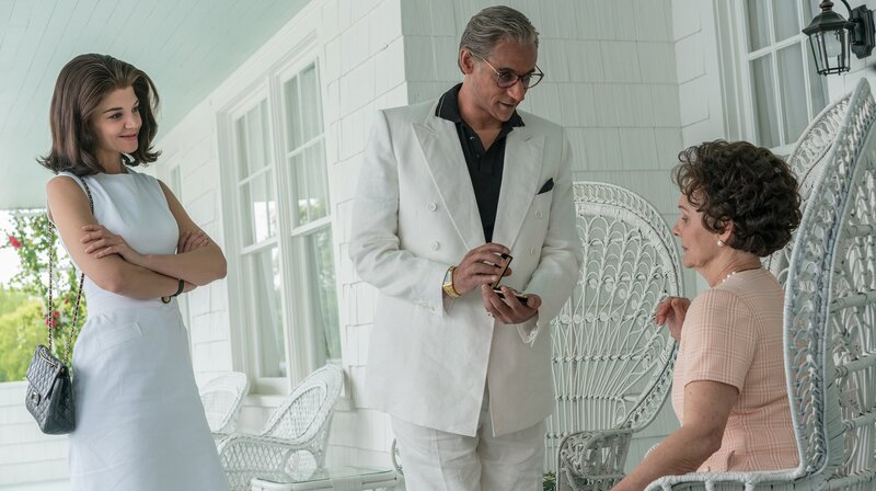 V.l.n.r.: Jackie Kennedy (Katie Holmes), Aristotle Onassis (Alexander Siddig) und Rose Kennedy (Diana Hardcastle) – Bild: WDR/​Palatin Media Film-& Fernseh/​Ken Woroner