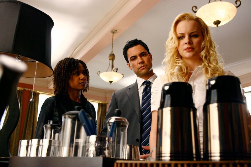Auf Spurensuche: Kat Miller (Tracie Thoms, l.), Scott Valens (Danny Pino, m.) , Linda (Brenda Wehle, r). – Bild: Turner /​ © Warner Bros. Entertainment Inc.