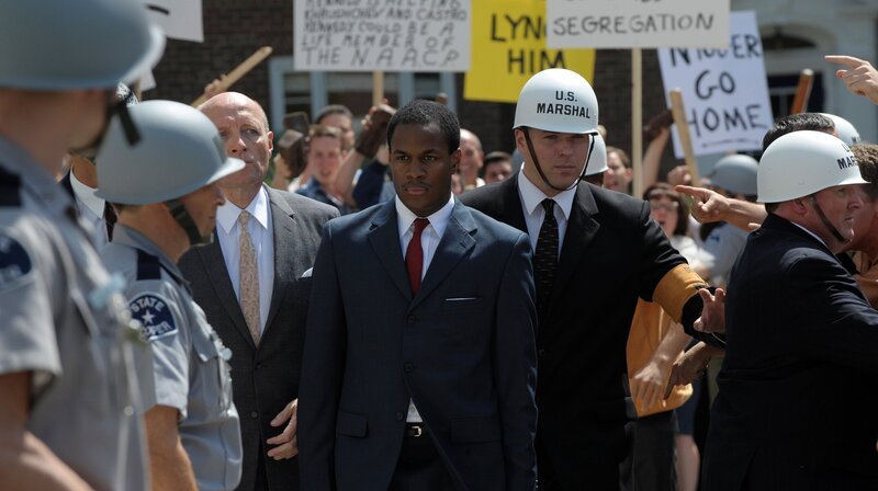 US Marshal (Doug MacLeod, r) und James Meredith (Matthew G. Brown, l) – Bild: WDR/​Palatin Media Film- & Fernseh GmbH