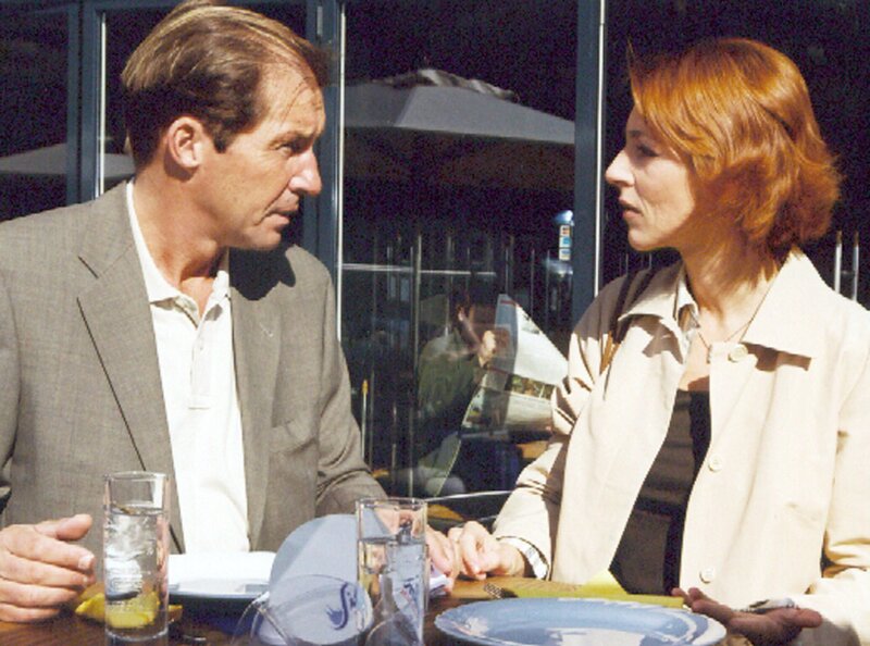 MDR Fernsehen IN ALLER FREUNDSCHAFT FOLGE 191, „Bekenntnisse“. Pia (Hendrikje Fitz) plagen an den schweren Verletzungen einer Patientin Schuldgefühle und sucht beim Interimschefarzt Dr. Meyerhoff (Michael Lesch) Verständnis und Trost. – Bild: MDR/​Krajewski