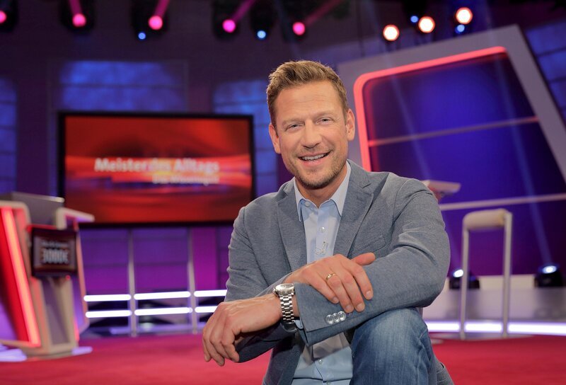 Moderator Florian Weber freut sich auf gewitzte Kandidaten, kniffelige Fragen und überraschende Antworten beim Wissensquiz „Meister des Alltags“. – Bild: SWR/​Peter A. Schmidt