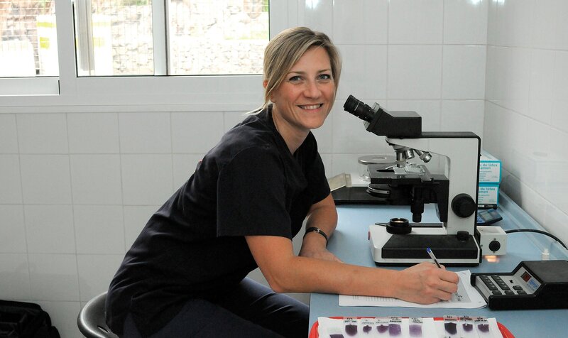 ARD/​WDR PAGAGEIEN, PALMEN & CO., „Tierärzte im Einsatz“, Chef-Tierärztin Sara Capelli. – Bild: WDR/​Niklas Böhm