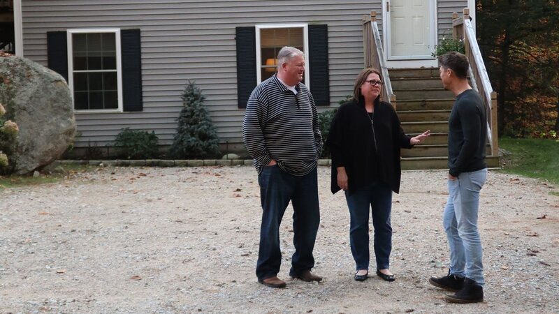 David Bromstad welcomes our winners in front of a possible house and explains details about it – Bild: Scripps Networks, LLC