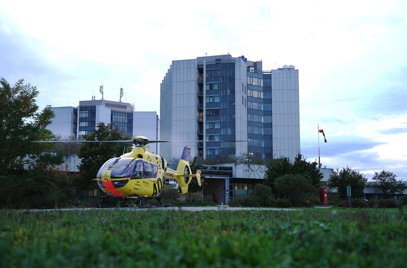 Der ADAC Rettungshubschrauber kann direkt vor der BG-Klinik in Ludwigsburg landen. Vorteil einer Klinik mit eigenem Helikopter-Standort. – Bild: SWR