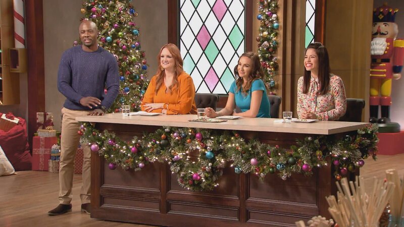 Host Eddie Jackson with judges: Ree Drummond, Stephanie Boswell and Molly Yeh. – Bild: TLC