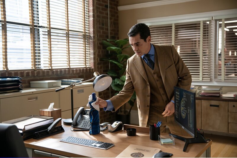 WILL TRENT – ÒMe Llamo Will TrentÓ – A car bomb ignites a thrilling investigation for Will and bomb expert Cricket, revealing more than meets the eye. As intrigue unfolds, Angie battles to return to work, OrmewoodÕs home life complicates, and Faith develops her relationship with Luke. – Bild: Daniel Delgado Jr. /​ Disney