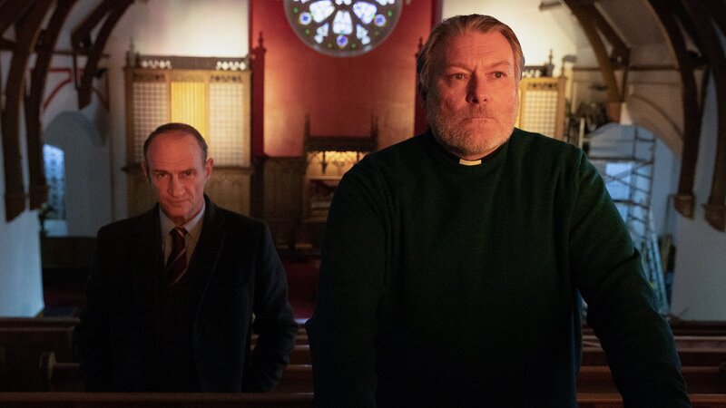 Guilt – Keiner ist schuld Staffel 2 Folge 3 Der Gangsterchef und der Priester: Stuart Bowman als Roy Lynch, Ian Pirie als Sandy – Bild: SRF/​BBC/​Expectation/​Happy Tramp North /​ Robert Pereira Hind