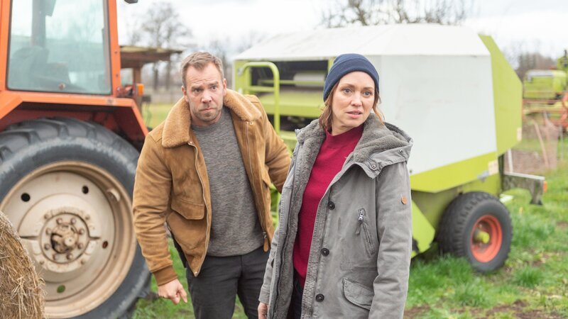 Zwar haben Karoline Joost (Nike Fuhrmann, r.) und Lars Pöhlmann (Dominic Boeer, l.) den Unterschlupf der vermeintlichen Entführer von Hauke Ahlers gefunden, aber von dem Entführten ist keine Spur. Wo haben die Kidnapper Hauke Ahlers nur versteckt? Werden die Kommissare ihn finden? – Bild: ZDF /​ Meyerbroeker