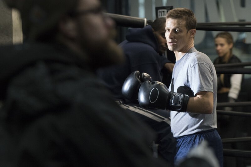 Erfährt, dass der Räuber, den er aus Notwehr töten musste, Sohn eines NYPD Officers war: Jamie (Will Estes) … – Bild: 2016 CBS Broadcasting Inc. All Rights Reserved /​ John Paul Filo Lizenzbild frei